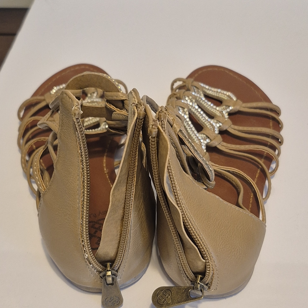 Elegant Women's Sandals Collection - Picture 3 of 6